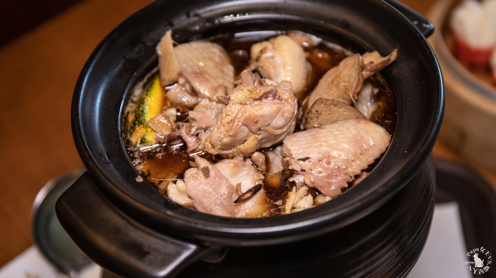 2022-年菜期間哪裡聚餐最有年味- 中式茶館，有一台很萌的送餐機器人，茶飲65元起跳餐點百出頭