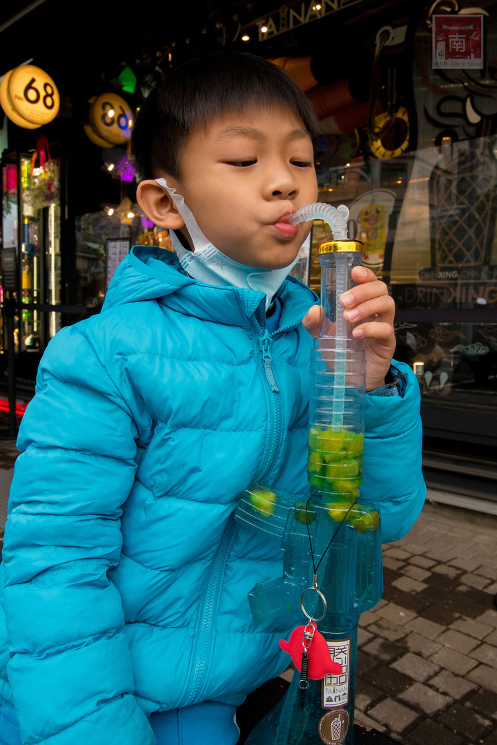【臺南美食】台南最潮飲料店|google海安路打卡點搜尋排名第一|最新商品-撿到槍|台南獨家文青飲料瓶|虎年應景水袋~~朕心加加