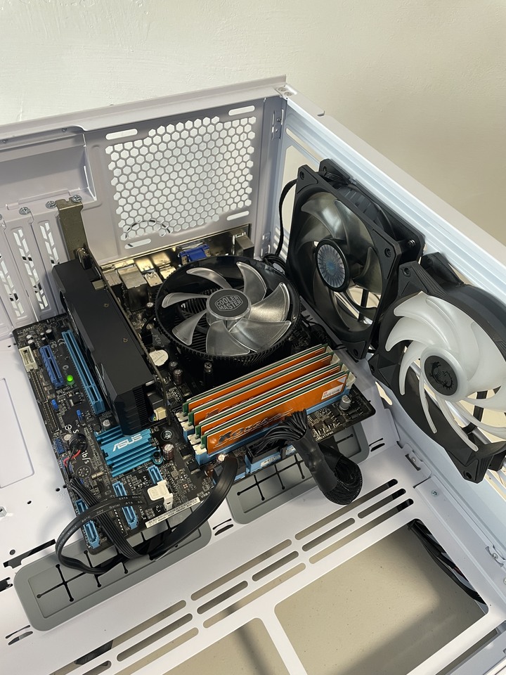 【開箱】聯力O11 Dynamic MINI 機殼內加裝14吋螢幕