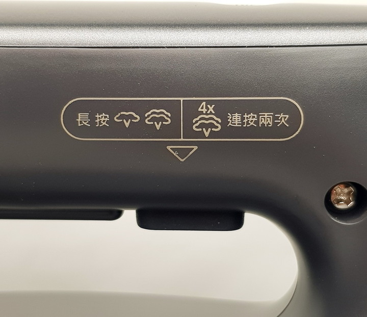 Panasonic NI-FS770 蒸氣電熨斗 - 不僅讓衣物服服貼貼,還可去除異味跟除菌。
