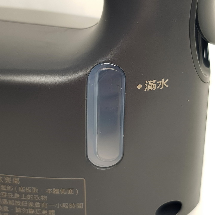 Panasonic NI-FS770 蒸氣電熨斗 - 不僅讓衣物服服貼貼,還可去除異味跟除菌。