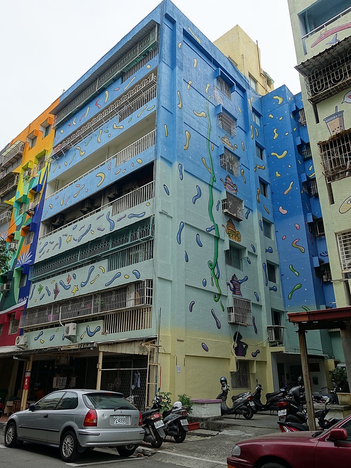 苓雅區 衛武迷迷村|衛武營彩繪社區 — 巨型彩繪雲集,整座社區就是畫布,全臺最大彩繪社區