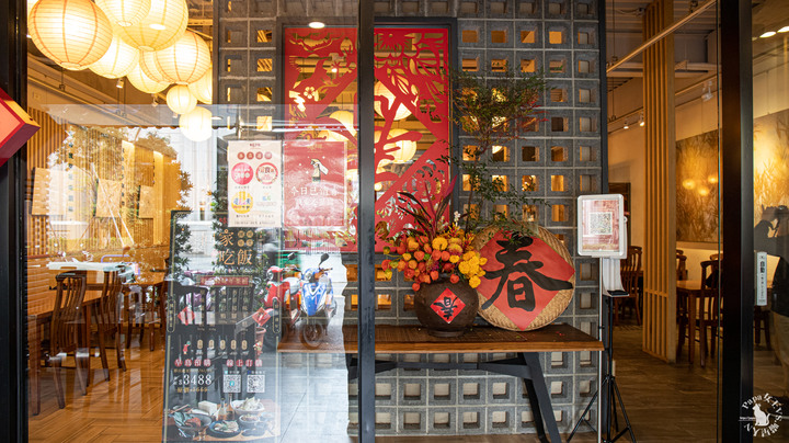 2022-年菜期間哪裡聚餐最有年味- 中式茶館，有一台很萌的送餐機器人，茶飲65元起跳餐點百出頭
