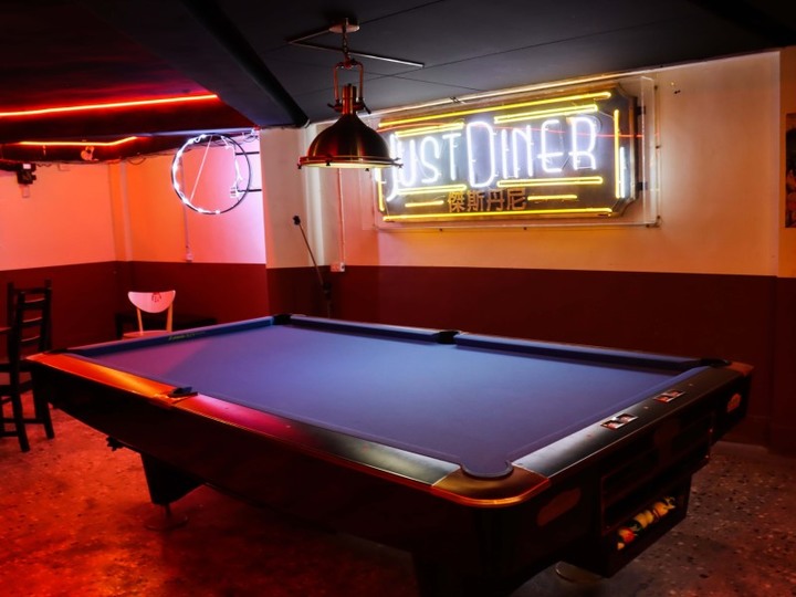 一秒來到美國鄉村酒吧！台中西區異國道地風味美式餐酒館