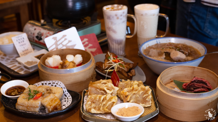 2022-年菜期間哪裡聚餐最有年味- 中式茶館，有一台很萌的送餐機器人，茶飲65元起跳餐點百出頭