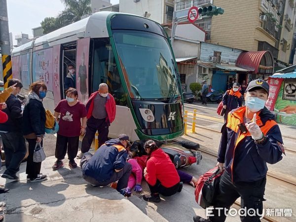 輕軌又被撞！男騎士闖紅燈險被捲車底高捷不忍了將求償79萬
