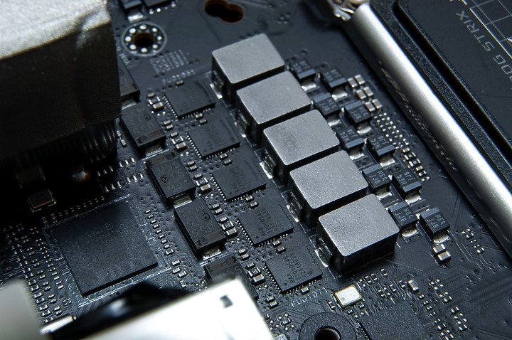 「ROG STRIX Z690-I」 - 增建蓋滿ITX建築工藝文。