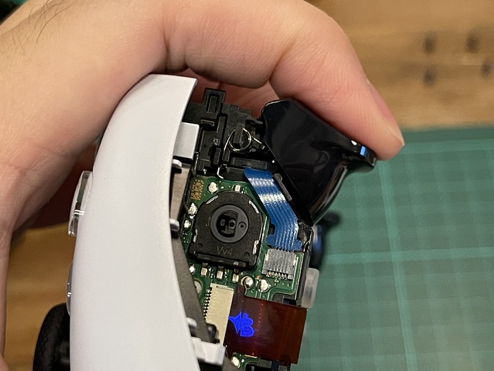 PS5 DualSense R2 鍵彈簧斷裂修復