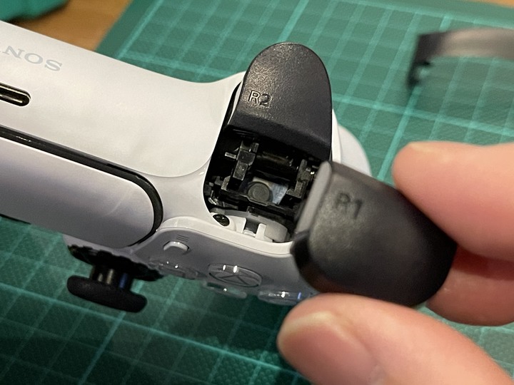 PS5 DualSense R2 鍵彈簧斷裂修復