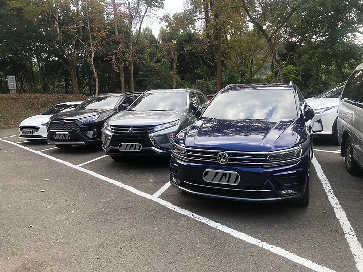 點我看大圖 灰太郎帶全家出遊去,日蝕車尾好認到連鵝子都會車上抓車友了
