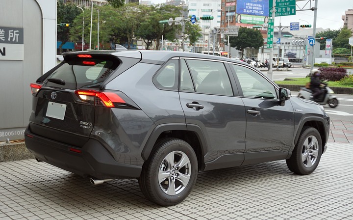 RAV4 2.5尊爵油電試駕 外型好像變好看了