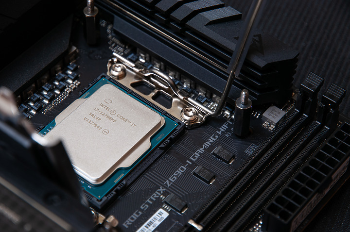 「ROG STRIX Z690-I」 - 增建蓋滿ITX建築工藝文。