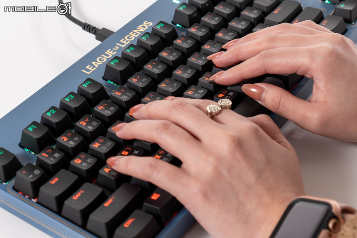 Logitech G x 英雄聯盟珍藏版聯名系列套組開箱 以英雄圖騰加持遊戲能量