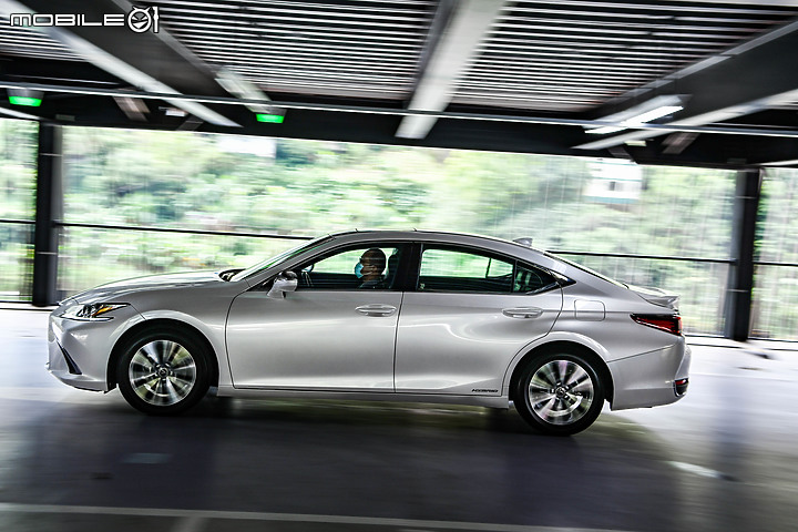 Lexus小改款ES300h豪華版試駕 │ 用細節來展示,精雕細琢過的舒適!
