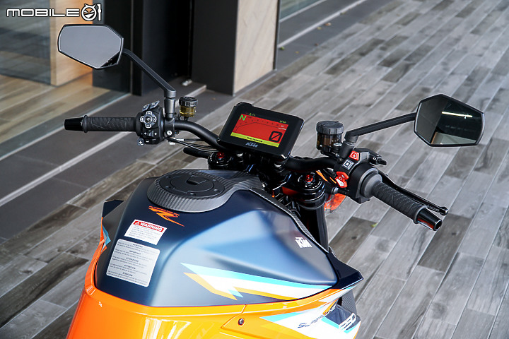 【採訪】馬力重量比 1:1 的滿配賽道化公爵 KTM 1290 Super Duke RR 實車鑑賞！限量三台均已完售！