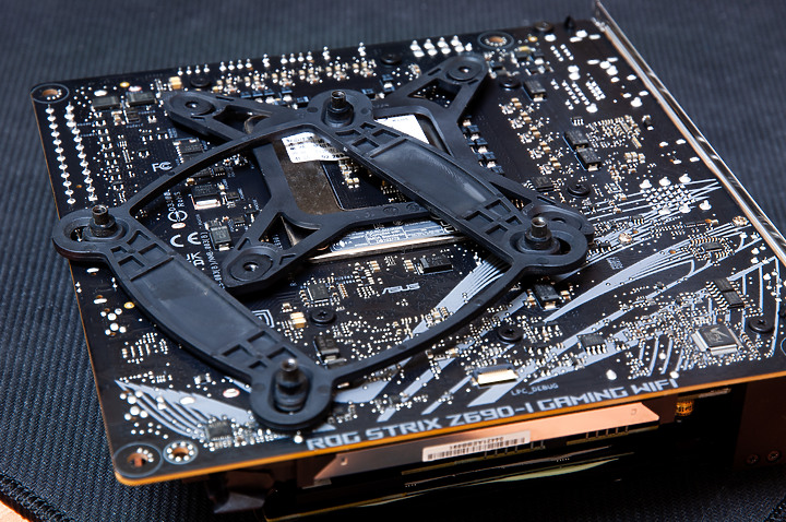 點我看大圖 「ROG RYUJIN II 240」 - 極致細膩散熱記錄文。