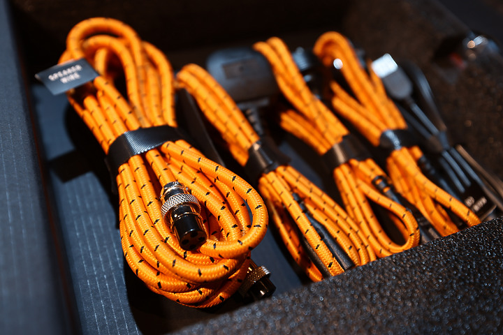 【全台首發、全球首發】Klipsch The Fives McLaren Edition Powered 聯名黑金搭配書架喇叭，簡易開箱