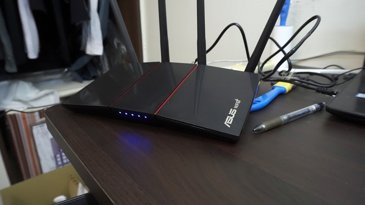 [休賢開箱]終於不用再看很卡的Youtube了!! RT-AX1800 PLUS開箱