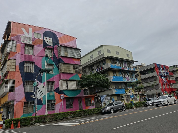 苓雅區 衛武迷迷村|衛武營彩繪社區 — 巨型彩繪雲集,整座社區就是畫布,全臺最大彩繪社區