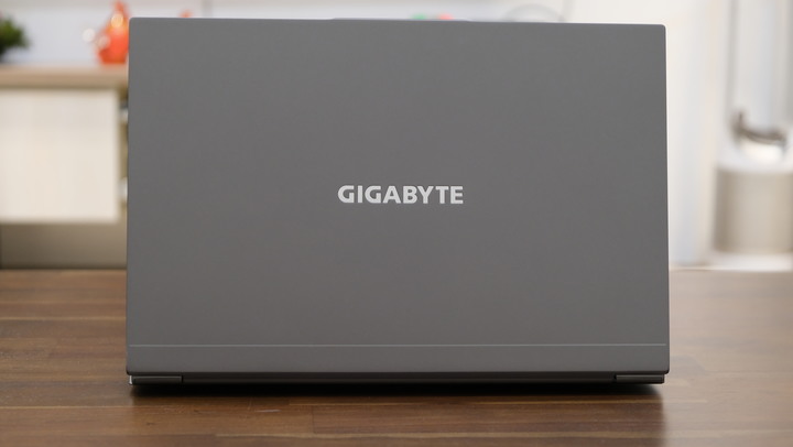 【筆電】一台重量僅有990g的輕薄筆電 日常使用會是如何 | GIGABYTE U4 使用體驗