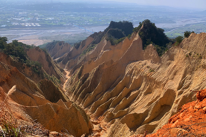點我看大圖 苗栗三義|火炎山步道|惡地大峽谷.山風狂烈窄稜陡坡