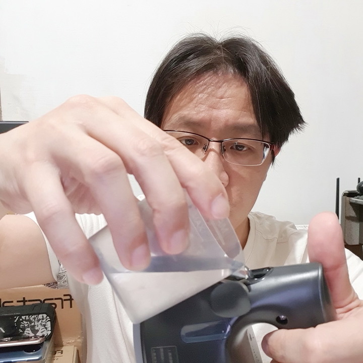 Panasonic NI-FS770 蒸氣電熨斗 - 不僅讓衣物服服貼貼,還可去除異味跟除菌。