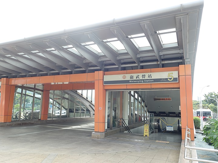 苓雅區 衛武迷迷村|衛武營彩繪社區 — 巨型彩繪雲集,整座社區就是畫布,全臺最大彩繪社區
