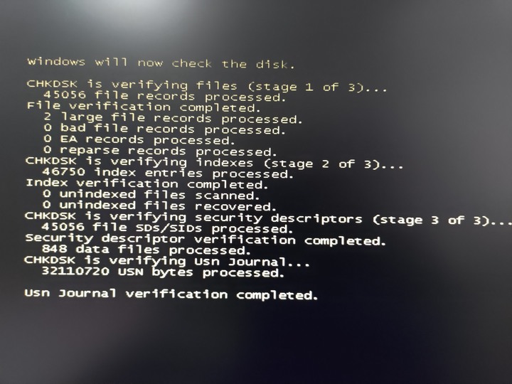 請問開機,出現黑幕,有連續白字往下跳,重灌也是一樣?