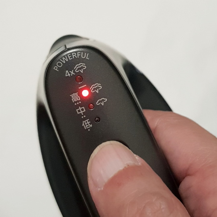Panasonic NI-FS770 蒸氣電熨斗 - 不僅讓衣物服服貼貼,還可去除異味跟除菌。