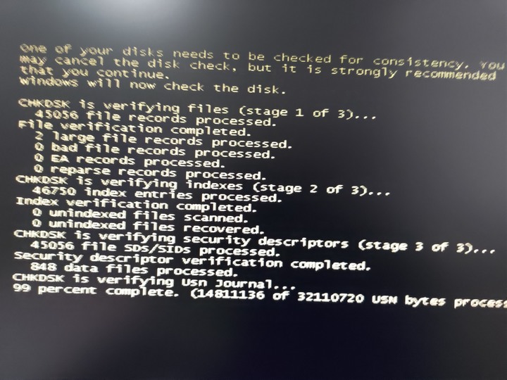 請問開機,出現黑幕,有連續白字往下跳,重灌也是一樣?