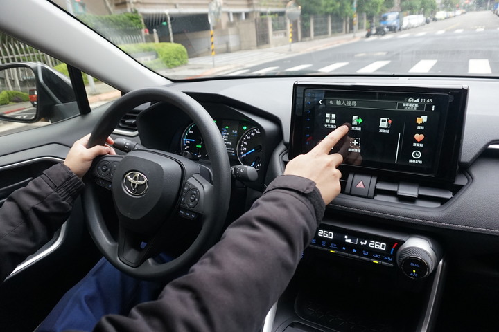 RAV4 2.5尊爵油電試駕 外型好像變好看了