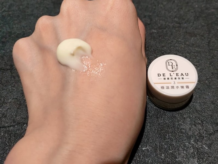 意外找到痘痘敏乾肌適合用的保養品~