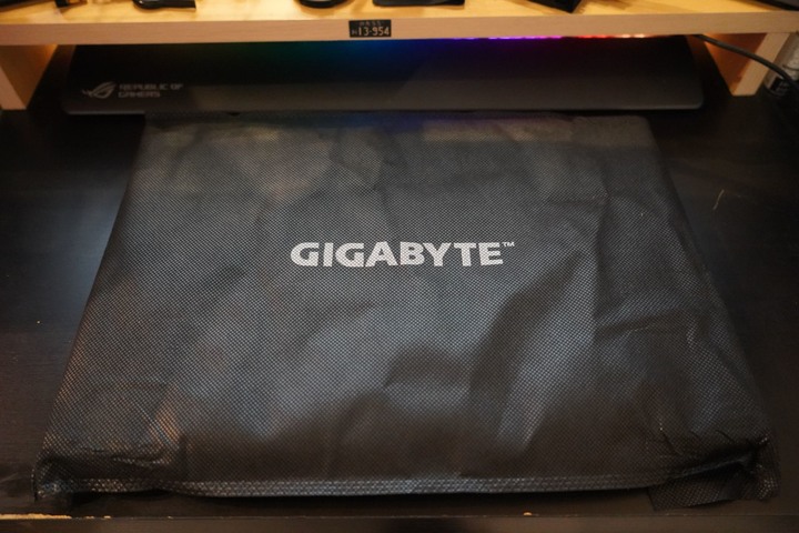 GIGABYTE 技嘉 U4 筆電 極致輕薄與高續航力 !