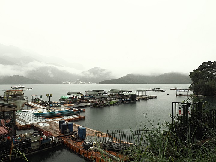 雨中日月潭紀實－朝霧碼頭、水社親水步道、蔣公涼亭、蔣介石碼頭、耶穌堂、梅荷園、向山遊客中心、玄奘寺、伊達邵