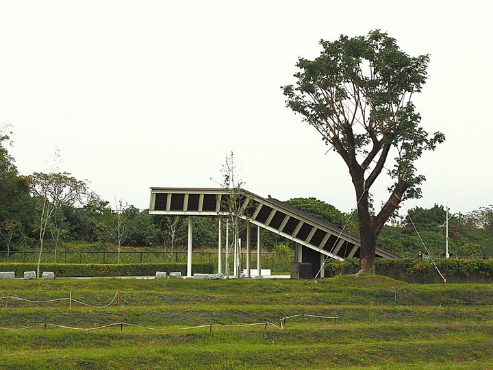 屏東市 屏東縣民公園|崇蘭新村(成功區)|勝利新村 之 屏東燈會展區 — 全臺首座工業遺構公園與最大面積日式宿舍群中的燈會
