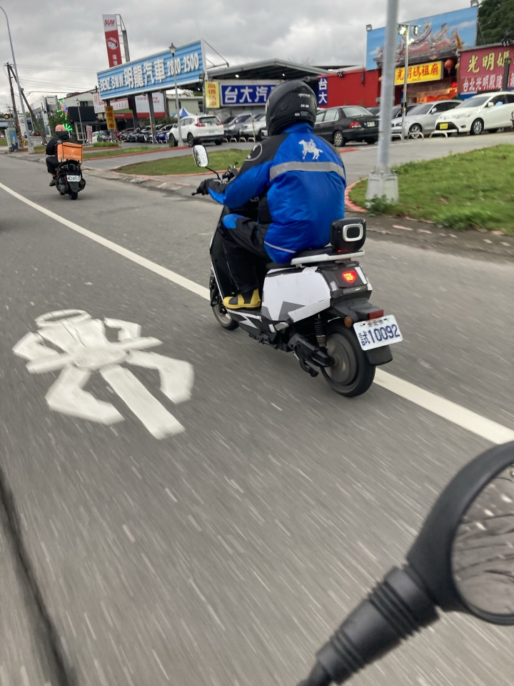 路上發現尚未發表的電動機車