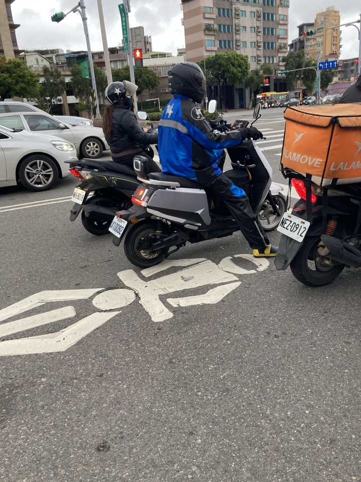 路上發現尚未發表的電動機車