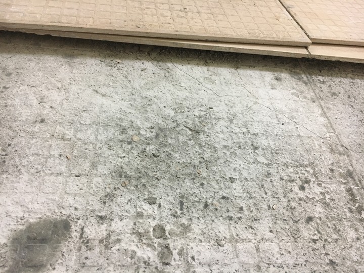 地磚鼓起原因