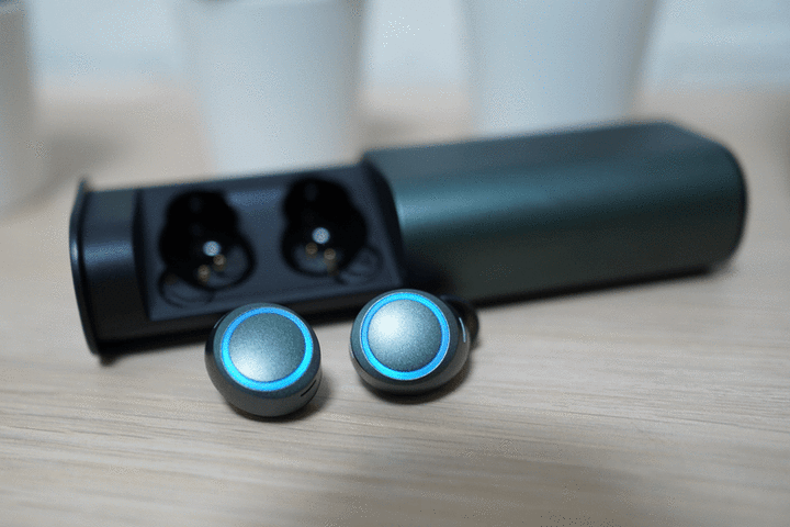 點我看大圖 兩千元內的真無線耳機開箱動手玩 CREATIVE OUTLIER AIR V3