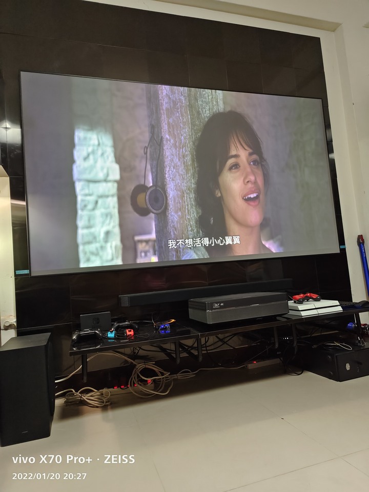 (開箱)價格三級跳，享受多五倍，長虹雷射激光電視D7U