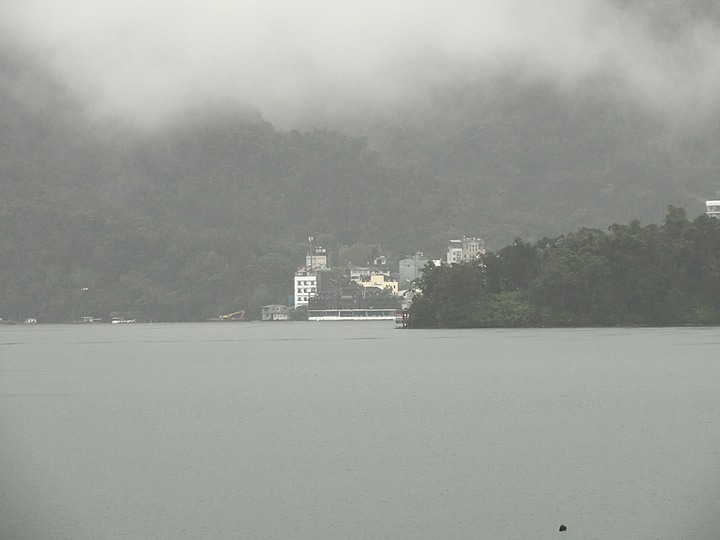 雨中日月潭紀實－朝霧碼頭、水社親水步道、蔣公涼亭、蔣介石碼頭、耶穌堂、梅荷園、向山遊客中心、玄奘寺、伊達邵