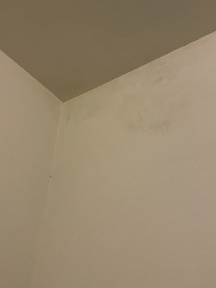 請問 房間牆壁角落黑色髒污 該如何處理