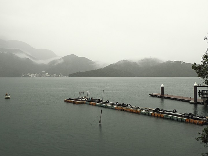 雨中日月潭紀實－朝霧碼頭、水社親水步道、蔣公涼亭、蔣介石碼頭、耶穌堂、梅荷園、向山遊客中心、玄奘寺、伊達邵