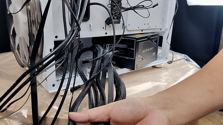 睽違8年 換電腦啦! 第一次組RGB過程分享...20公分大風扇太漂亮了