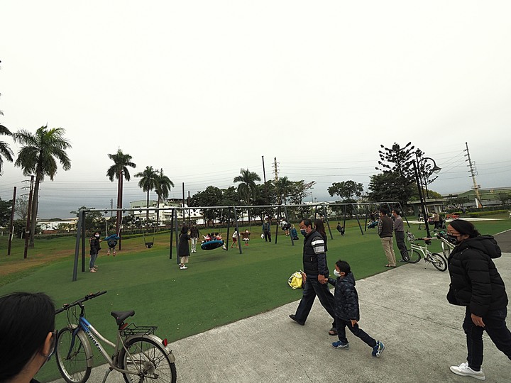 屏東市 屏東縣民公園|崇蘭新村(成功區)|勝利新村 之 屏東燈會展區 — 全臺首座工業遺構公園與最大面積日式宿舍群中的燈會