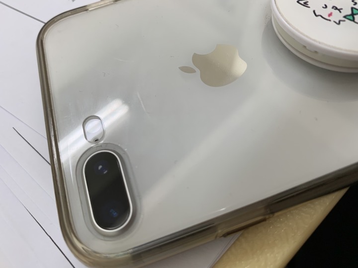 i8+鏡頭不明原因卡異物