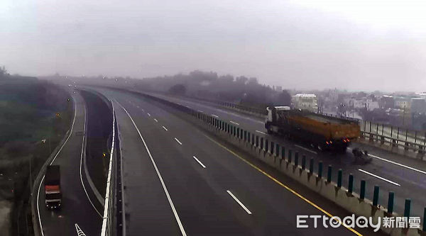 車斗尾門故障廢土沿路掉　砂石車駕駛渾然不知…公共危險罪送辦