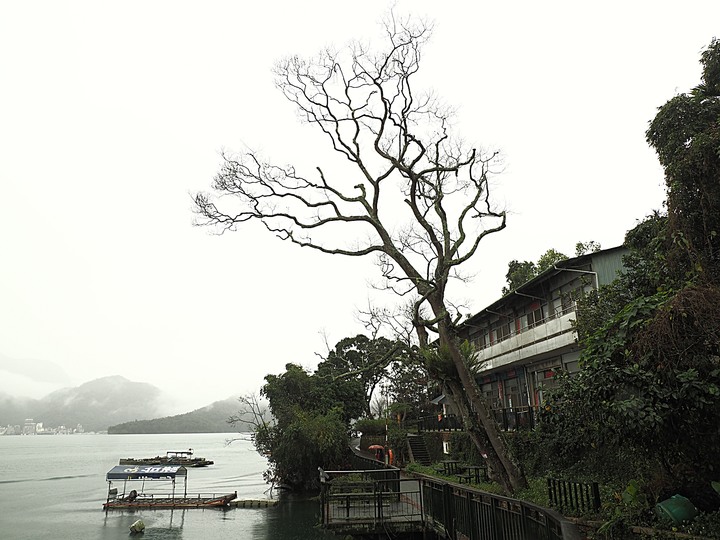 雨中日月潭紀實－朝霧碼頭、水社親水步道、蔣公涼亭、蔣介石碼頭、耶穌堂、梅荷園、向山遊客中心、玄奘寺、伊達邵
