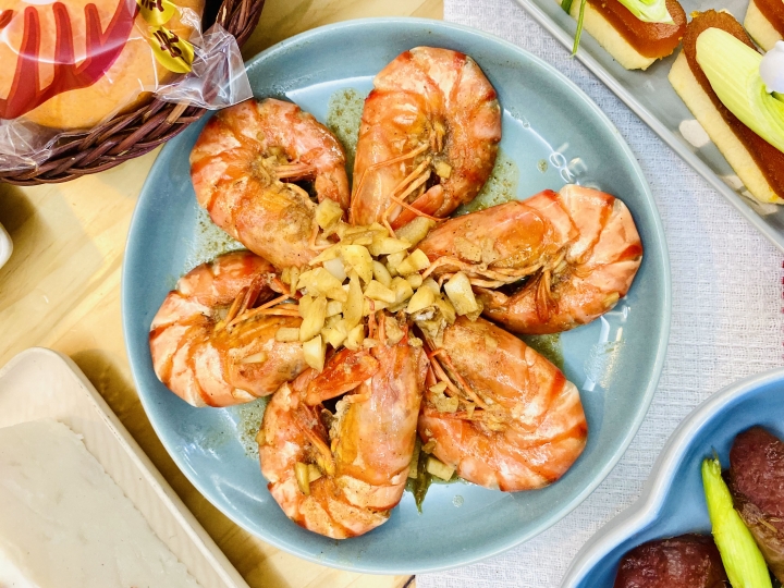 手作簡單年菜料理2020/01/30 主食:蘋果烏魚子/蒜蓉胡椒蝦/蒜炒臘腸