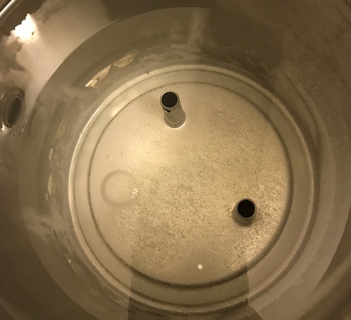 請問飲水機內有白色顆粒跟蓋子套圈易燒焦問題